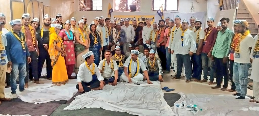 Sanjay Singh AAP (@sanjayazadsln) on Twitter photo рдЖрдо рдЖрджрдореА рдкрд╛рд░реНрдЯреА рдХреЗ рд╕рдВрдЧрдарди рд╡рд┐рд╕реНрддрд╛рд░ рдХреЗ рдХреНрд░рдо рдореЗрдВ "рд╣рд░ рдШрд░ рд╕рдВрдкрд░реНрдХ рдЕрднрд┐рдпрд╛рди" рдХреЗ рдЕрдиреНрддрд░реНрдЧрдд рдЖрдЬ рдордереБрд░рд╛ рдореЗрдВ рдЖрдо рдЖрджрдореА рдкрд╛рд░реНрдЯреА рдордереБрд░рд╛ рдЬрд┐рд▓рд╛рдзреНрдпрдХреНрд╖ рднрдЧрдд рд╕рд┐рдВрд╣ рдХреА рдЕрдзреНрдпрдХреНрд╖рддрд╛ рдореЗрдВ рдордереБрд░рд╛ рдЬрдирдкрдж рдХреЗ рдкреНрд░рдореБрдЦ рд╕рд╛рдерд┐рдпреЛрдВ рдХреЗ рд╕рд╛рде рдорд╣рддреНрд╡рдкреВрд░реНрдг рдмреИрдардХ рд╕рдлрд▓рддрд╛рдкреВрд░реНрд╡рдХ рд╕рдВрдкрдиреНрди рд╣реБрдИред
"рд╣рд░ рдШрд░ рд╕рдВрдкрд░реНрдХ рдЕрднрд┐рдпрд╛рди" рдХреЗ рдЕрдВрддрд░реНрдЧрдд рдЙрддреНрддрд░ рдкреНрд░рджреЗрд╢ рдХреЗ рдЖрдо рдЖрджрдореА рдкрд╛рд░реНрдЯреА рдХреЗ рд╕рдВрдЧрдарди рд╡рд┐рд╕реНрддрд╛рд░ рдХреЗ рдХреНрд░рдо рдореЗрдВ "рд╣рд░ рдШрд░ рд╕рдВрдкрд░реНрдХ рдЕрднрд┐рдпрд╛рди" рдХреЗ рдЕрдиреНрддрд░реНрдЧрдд рдЖрдЬ рдордереБрд░рд╛ рдореЗрдВ рдЖрдо рдЖрджрдореА рдкрд╛рд░реНрдЯреА рдордереБрд░рд╛ рдЬрд┐рд▓рд╛рдзреНрдпрдХреНрд╖ рднрдЧрдд рд╕рд┐рдВрд╣ рдХреА рдЕрдзреНрдпрдХреНрд╖рддрд╛ рдореЗрдВ рдордереБрд░рд╛ рдЬрдирдкрдж рдХреЗ рдкреНрд░рдореБрдЦ рд╕рд╛рдерд┐рдпреЛрдВ рдХреЗ рд╕рд╛рде рдорд╣рддреНрд╡рдкреВрд░реНрдг рдмреИрдардХ рд╕рдлрд▓рддрд╛рдкреВрд░реНрд╡рдХ рд╕рдВрдкрдиреНрди рд╣реБрдИред
"рд╣рд░ рдШрд░ рд╕рдВрдкрд░реНрдХ рдЕрднрд┐рдпрд╛рди" рдХреЗ рдЕрдВрддрд░реНрдЧрдд рдЙрддреНрддрд░ рдкреНрд░рджреЗрд╢ рдХреЗ