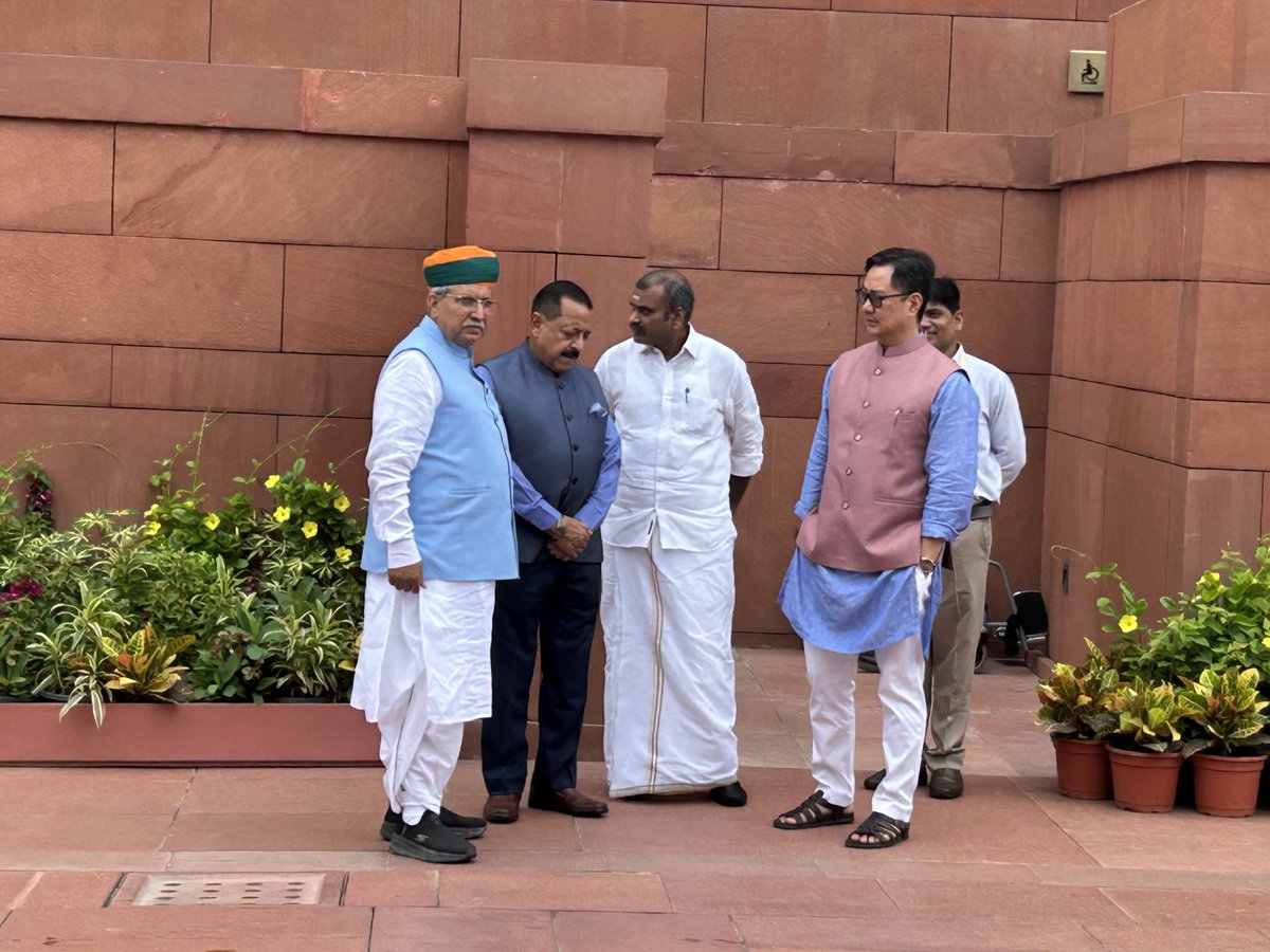 कुछ देर में संबोधित करेंगे प्रधानमंत्री नरेंद्र मोदी, मंत्री स्वागत के लिए पहुंचे ⁦<a href="/Jansatta/">Jansatta</a>⁩ ⁦<a href="/PIB_India/">PIB India</a>⁩ ⁦<a href="/PMOIndia/">PMO India</a>⁩ ⁦<a href="/arjunrammeghwal/">Arjun Ram Meghwal</a>⁩ ⁦<a href="/DrJitendraSingh/">Dr Jitendra Singh</a>⁩ ⁦<a href="/KirenRijiju/">Kiren Rijiju</a>⁩ ⁦<a href="/PIBHindi/">पीआईबी हिंदी</a>⁩ ⁦<a href="/loksabhaspeaker/">Lok Sabha Speaker</a>⁩