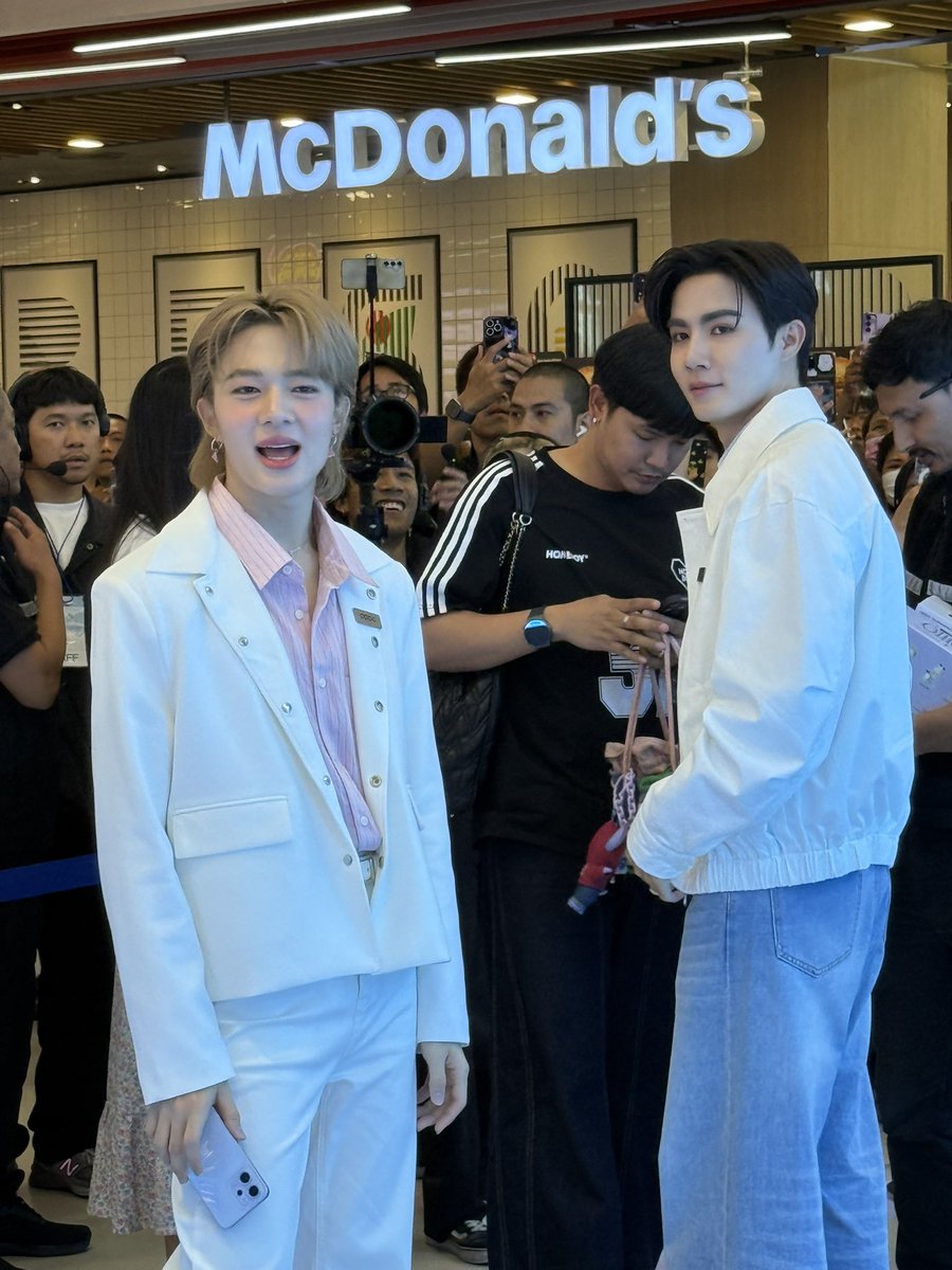 Atchsing1's tweet image. แอบไปหาเด็กๆมาท่ีบางปิ
#ZeeNuNew