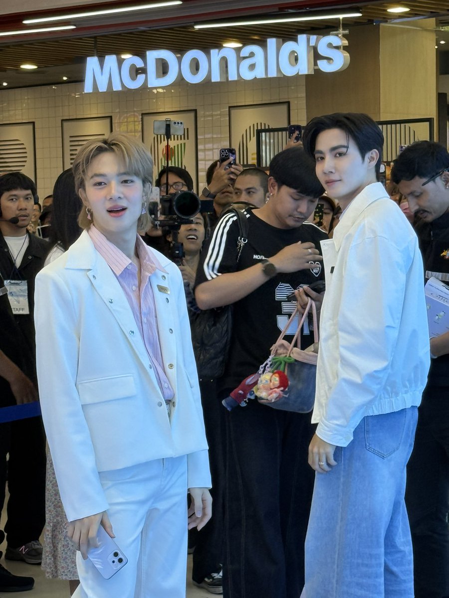 Atchsing1's tweet image. แอบไปหาเด็กๆมาท่ีบางปิ
#ZeeNuNew