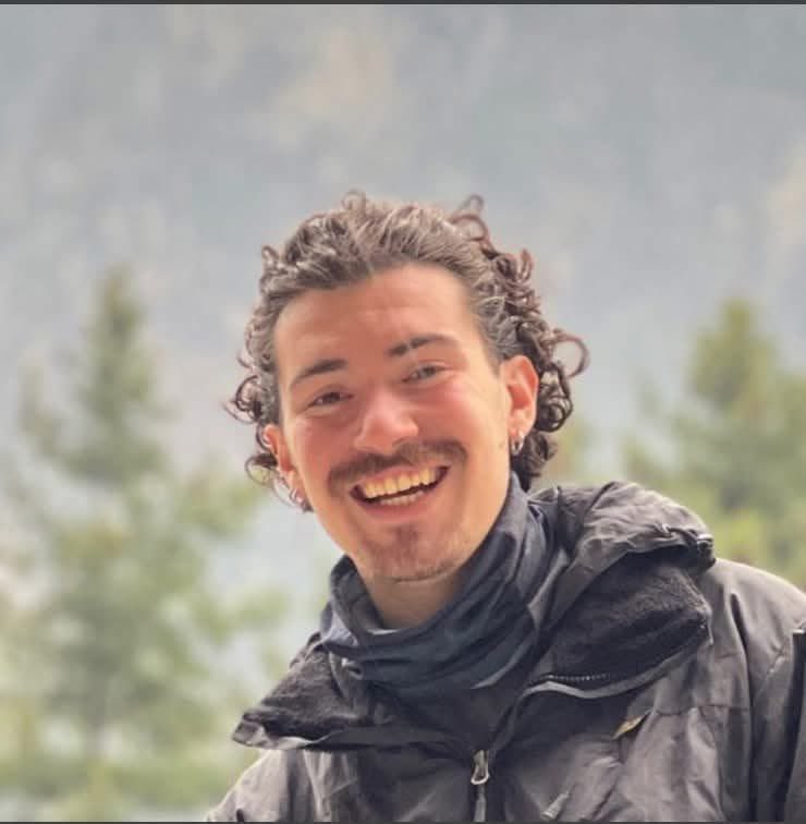 Сайн байцгаана уу,
Намайг Наби гэдэг.
Би Монголд ганцаараа аялж яваа найзаа хайж байна.
Түүний нэр Миро, 25 настай. Өнгөрсөн пүрэв гаригаас хойш бид түүнтэй холбоо барьж чадахгүй болсон.
Хэрвээ хэн нэгэн түүнтэй уулзсан, харсан эсвэл ямар нэг мэдээлэлтэй бол түүний гэр бүл болон