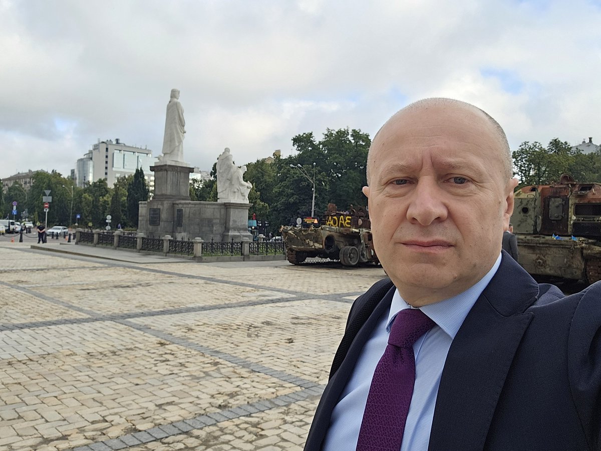 VKhymynets's tweet image. Kyiw, am 21.Juli
Mitten im Herzen der Stadt in der Früh nach einer weiteren Nacht vom barbarischen Terror durch 🇷🇺.
Es war sehr laut, denn 🇷🇺 feuerte auf die Hauptstadt und andere 🇺🇦 Städte Raketen und Drohnen ab
So führt 🇷🇺 seinen bestialischen Krieg gegen die 🇺🇦 durch