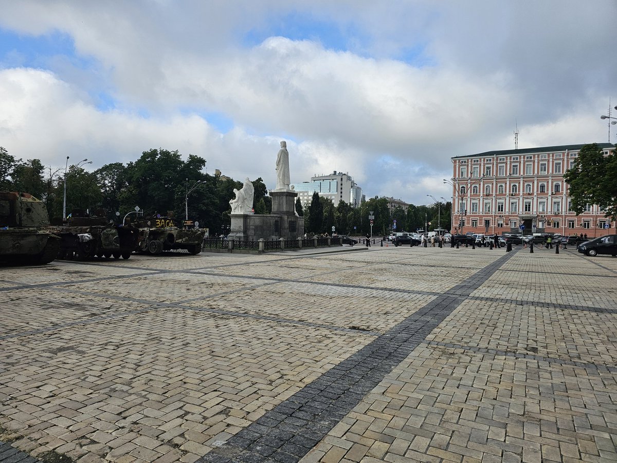 VKhymynets's tweet image. Kyiw, am 21.Juli
Mitten im Herzen der Stadt in der Früh nach einer weiteren Nacht vom barbarischen Terror durch 🇷🇺.
Es war sehr laut, denn 🇷🇺 feuerte auf die Hauptstadt und andere 🇺🇦 Städte Raketen und Drohnen ab
So führt 🇷🇺 seinen bestialischen Krieg gegen die 🇺🇦 durch