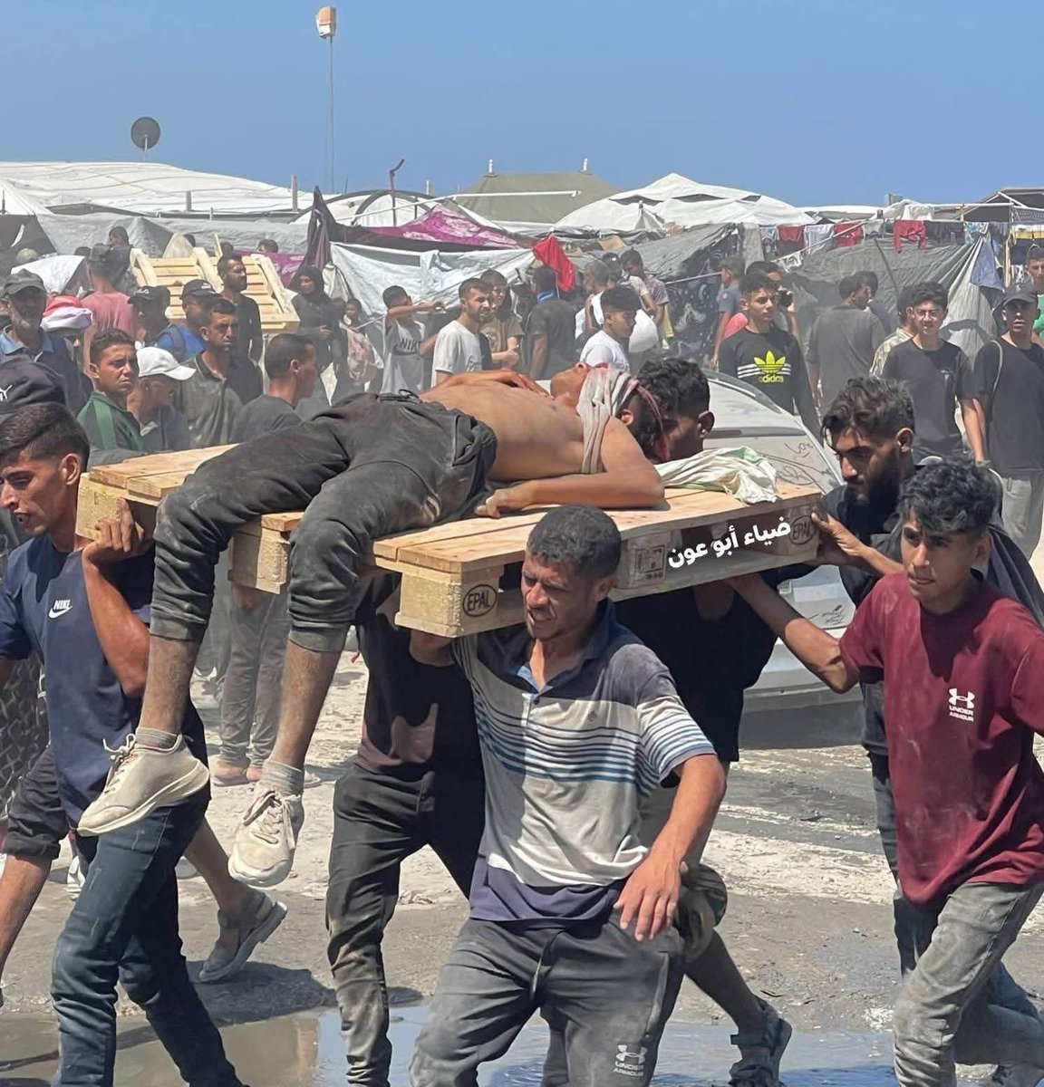 This boundless crime finds no one taking action to stop it! They went to carry some of the humanitarian aid arriving in Gaza for their starving family, but they did not know that they would return carried on shoulders as martyrs. "Martyrs of the struggle for a living."
