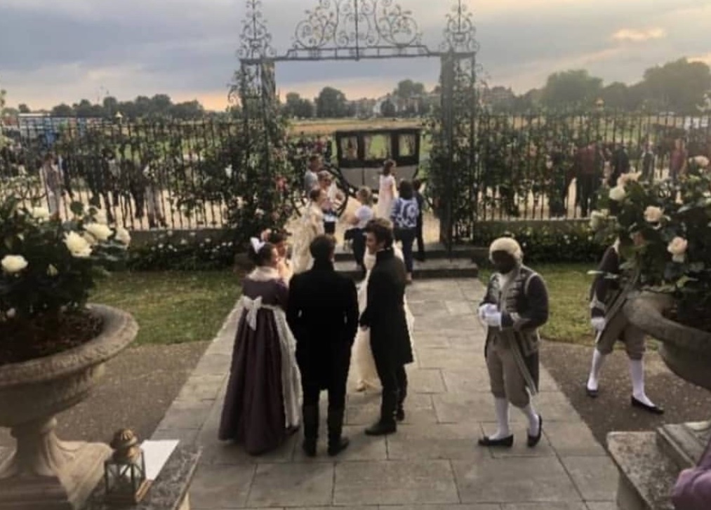 BtonArchives's tweet image. Claudia Jessie, Luke Newton, Luke Thompson, Phoebe Dynevor, and Florence Hunt behind the scenes of #Bridgerton Season 1