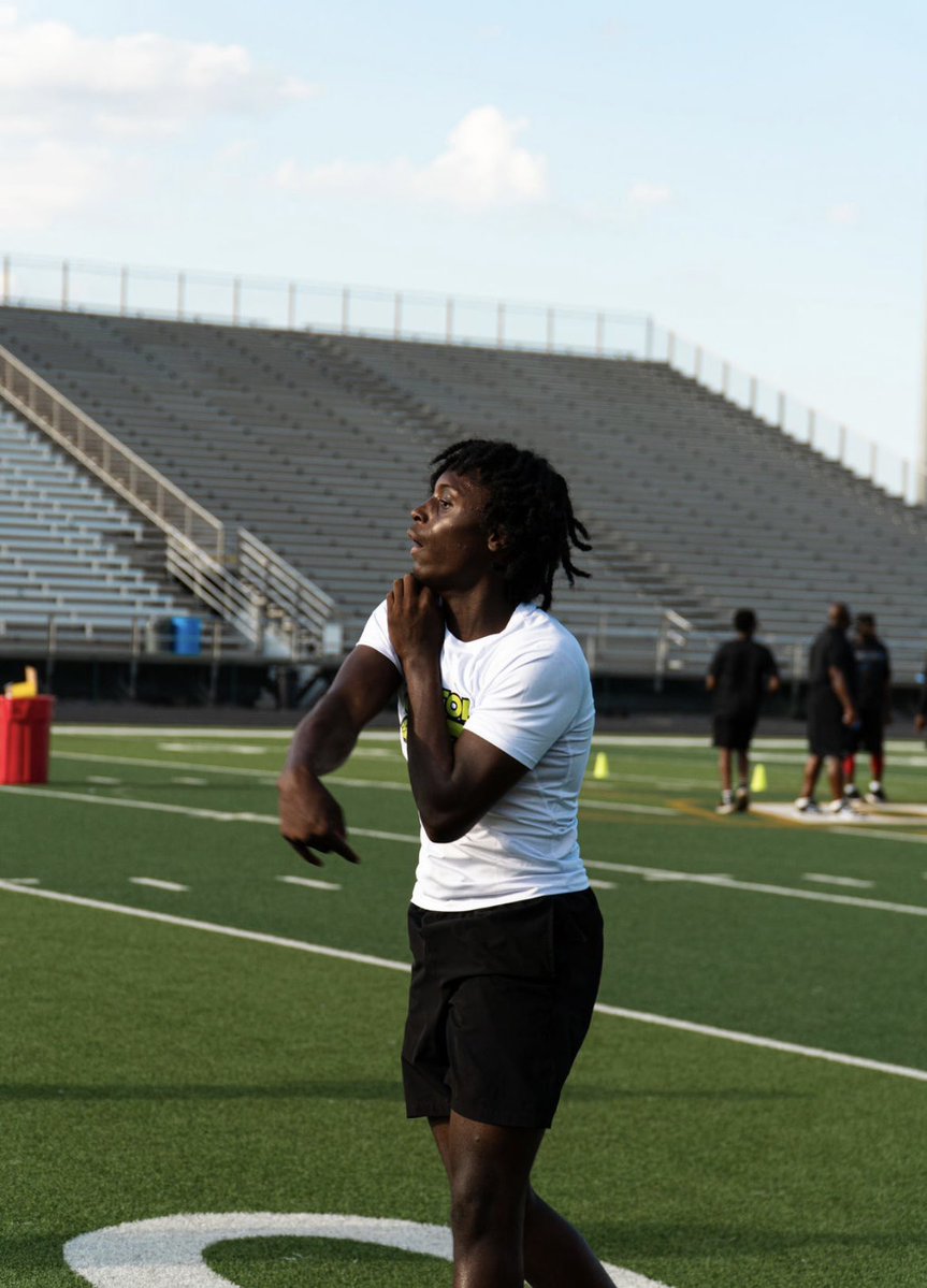 P_JizzleHarris's tweet image. Had a good time competing at Dallas @txtop22 2025 camp! Always great to receive critique and ways to get better from @QBCoachDKing and a huge honor to be a top performer! Thank you all for noticing my hard work and the great experience!
@Duncanville_FB @QBHitList @DamianDevon