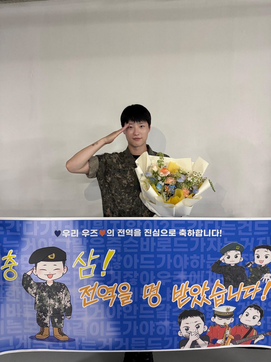 충삼! Guess who has returned from completing his duty with honor? Me! Clutching a striking blue and orange bouquet, I stand tall with a salute. As a thorough celebration, get ready to reconnect at tonight’s special live, MOODZ.