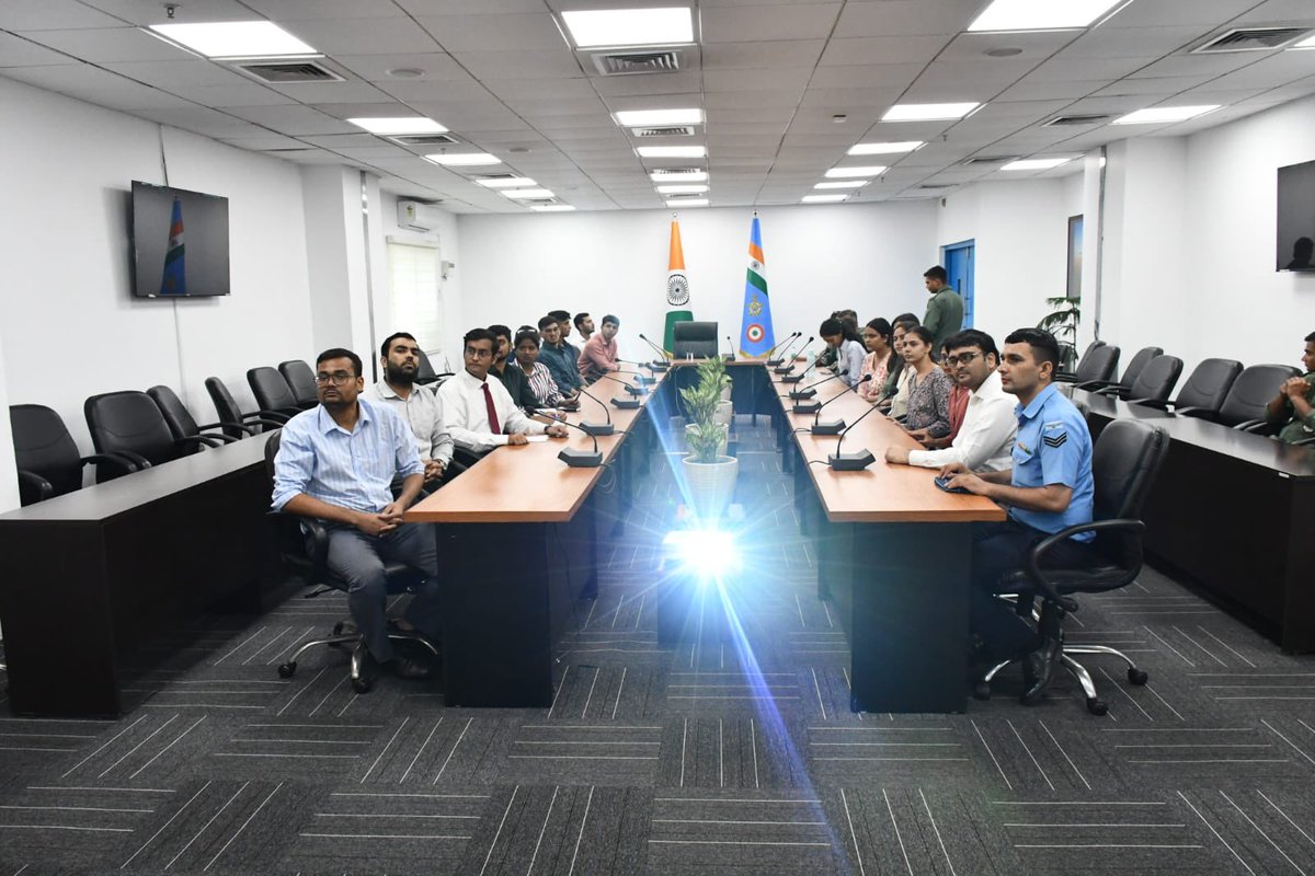 CAPS_INDIA's tweet image. 📢 On 3rd July, CAPS scholars and interns undertook a field visit to Air Force Station, Hindon.
📢 They interacted with Air Force personnel who briefed them on the air base’s history and objectives.
📢They also visited the squadrons stationed there, and gained insights into…