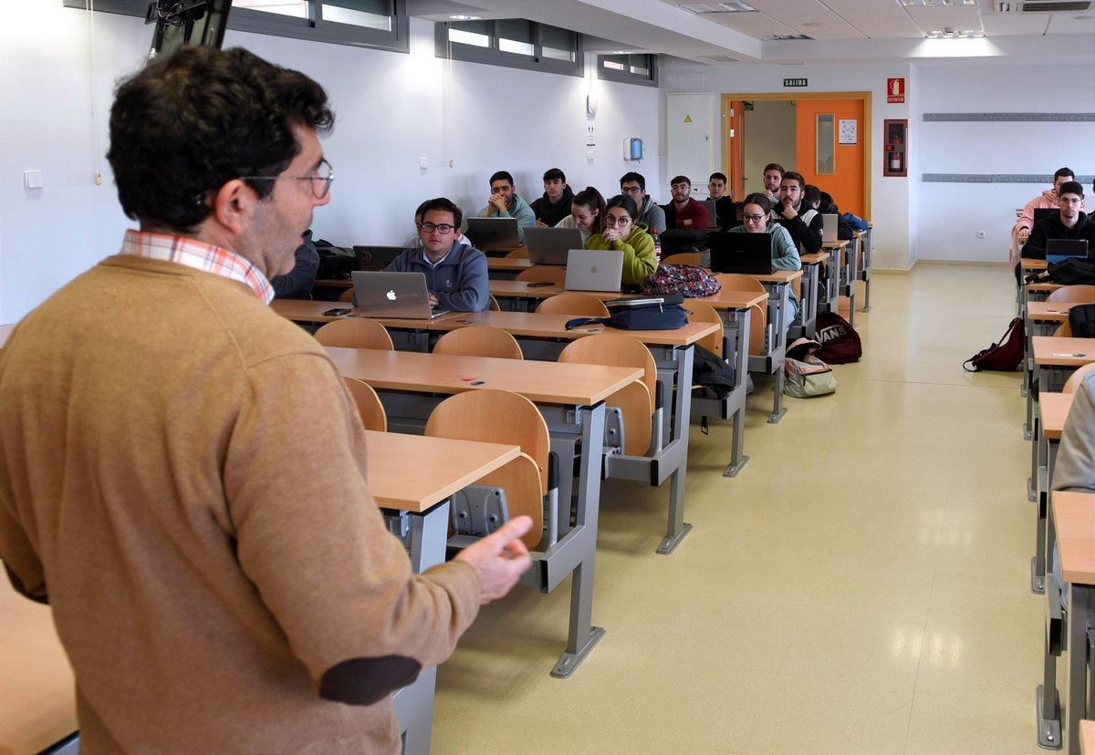 📢 La Junta amplía hasta el →15 de septiembre← el plazo de la convocatoria de complementos autonómicos para docentes e investigadores universitarios #PDI.

🧾 La edición de este año incorpora novedades que simplifican y agilizan el procedimiento.

🔗 lajunta.es/5sdb8