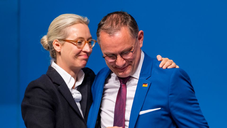 Immer wieder hört oder liest man Leute, die meinen, sie würden sich nicht mehr für Hitler und die Nazis schämen müssen wollen. Ich habe nie irgendwo gelesen oder gehört, dass man das tun sollte oder muss. Das ist ein Missverständnis. Es geht nicht darum, sich für Hitler und die