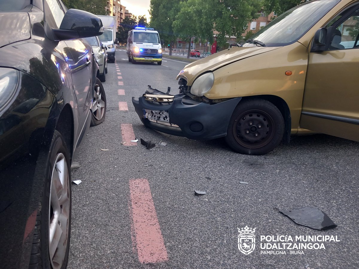 PamplonaIrunaPM's tweet image. Tráfico fin de semana:
📌 18 accidentes, 5 personas lesionadas
⚠️ En 1 el alcohol estaba presente y su conductora colisionó contra otro turismo. Se le imputa delito contra la seguridad vial
👉 4 conductores más retirados de la circulación por tasas positivas en alcohol o drogas