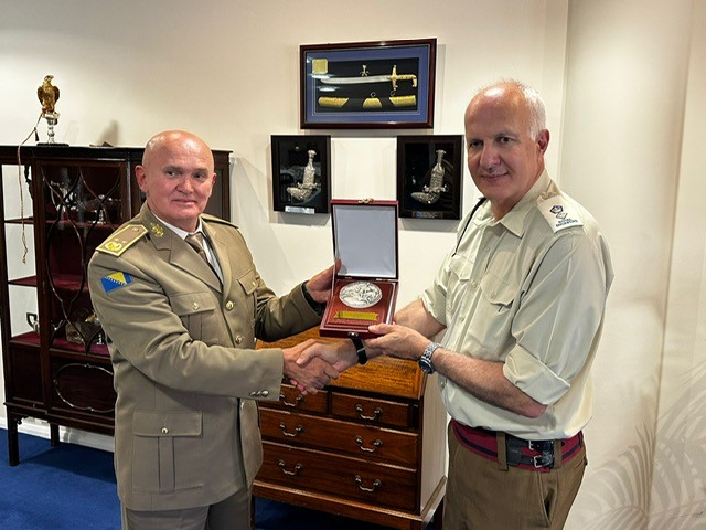 DefAcUK's tweet image. The Defence Academy recently hosted Maj Gen Kolenda, Dep Chief of Defence, Ops Bosnia & Herzegovina (BiH) Armed Forces on his 1st UK visit.
Over a decade since a senior BiH officer last visited, this milestone strengthens UK-BiH defence ties and future collab. @OruzanesnageBiH
