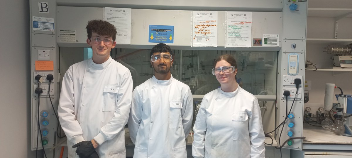 mathiassenge's tweet image. It's summer time 🌤️and that always means research interns: here are Joe, Syed, and Susan 😀. All are @TCD_Chemistry locals from @TCD_Chemistry, Syed is a @RoySocChem #RISE student and Susan has a @RoySocChem #UGResearchBursary 😀