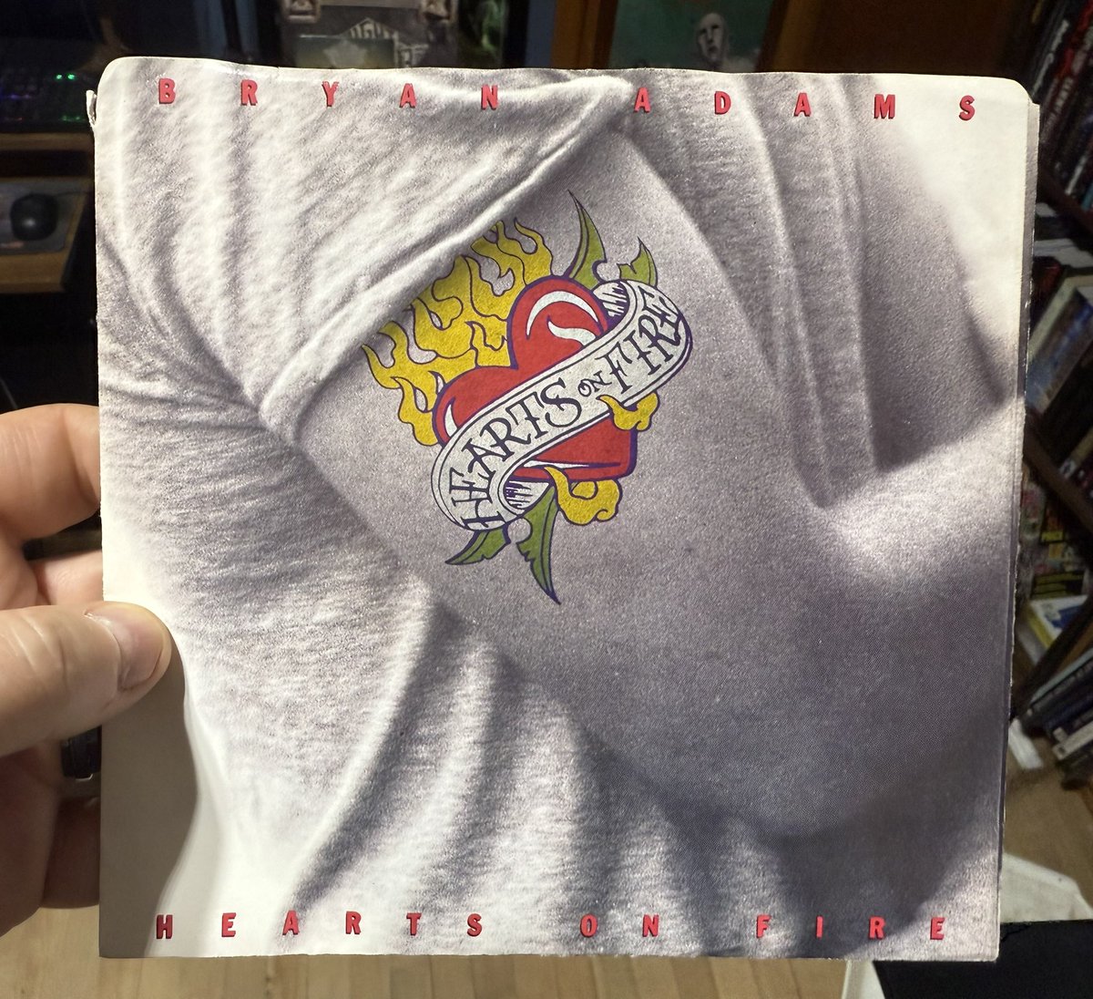 TimsVinyl's tweet image. Happy birthday to longtime Bryan Adams guitarist Keith Scott. On the latest TVC I go through my BA singles that I’ve collected
youtube.com/@timsvinylconf…