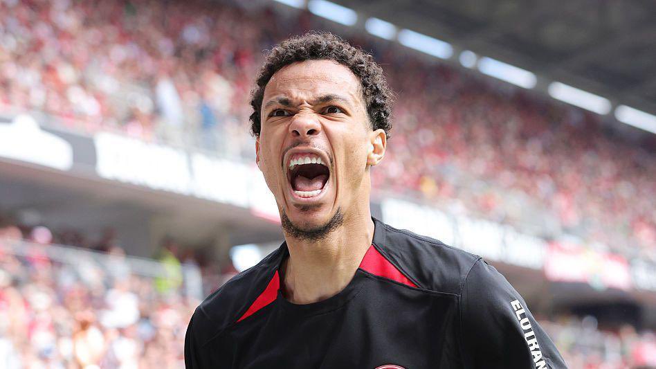 JacobsBen's tweet image. 🚨 Exclusive: Agreement in principle between Liverpool and Frankfurt for Hugo Ekitike.
£69m pounds guaranteed and £10m in add ons is the final fee, with bonuses paid with both team and player success.
Deal in Euros is €91m.
Ekitike permission to travel imminent.🇫🇷