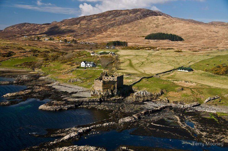 1/ 🏰 Mingary Castle
📍Ardnamurchan Peninsula, Scotland | Built 13th century

Clinging to a rocky outcrop above the Sound of Mull, Mingary Castle was once the mighty seat of the MacIains of Ardnamurchan—one of the oldest surviving coastal fortresses in the Scottish Highlands
🧵👇
