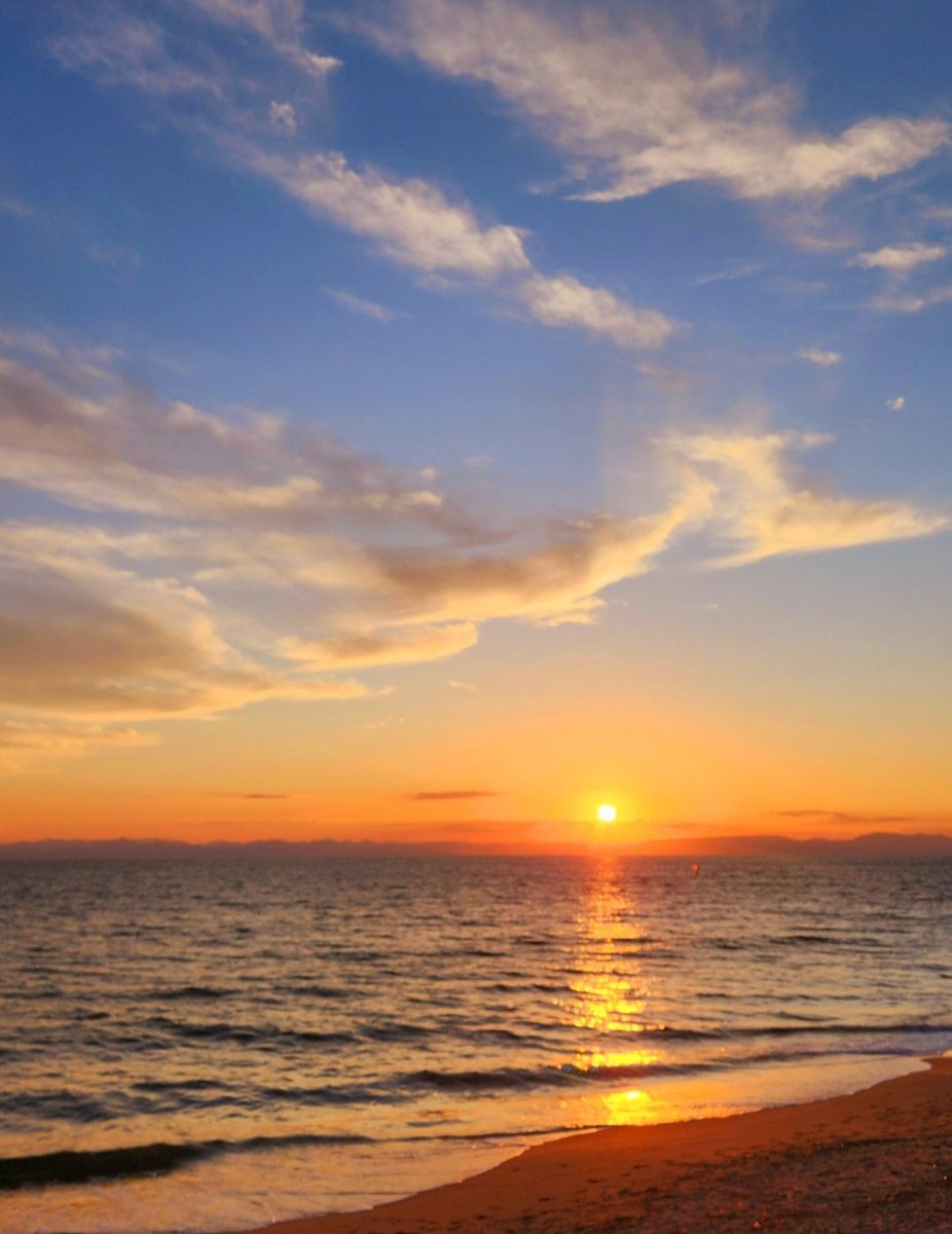 rz7j2xMw3q29104's tweet image. お疲れ様です✨
今日は「海の日」なので、綺麗な海の夕空をお届けしますね🙋
昨年撮った夕空ですが、この日は雲が綺麗でしたし、夕陽が海に反射して穏やかで素敵な1枚になりました❇️
また海に行きたいな🏖️✨
では今週もよろしくお願いします🙇
#夕焼け