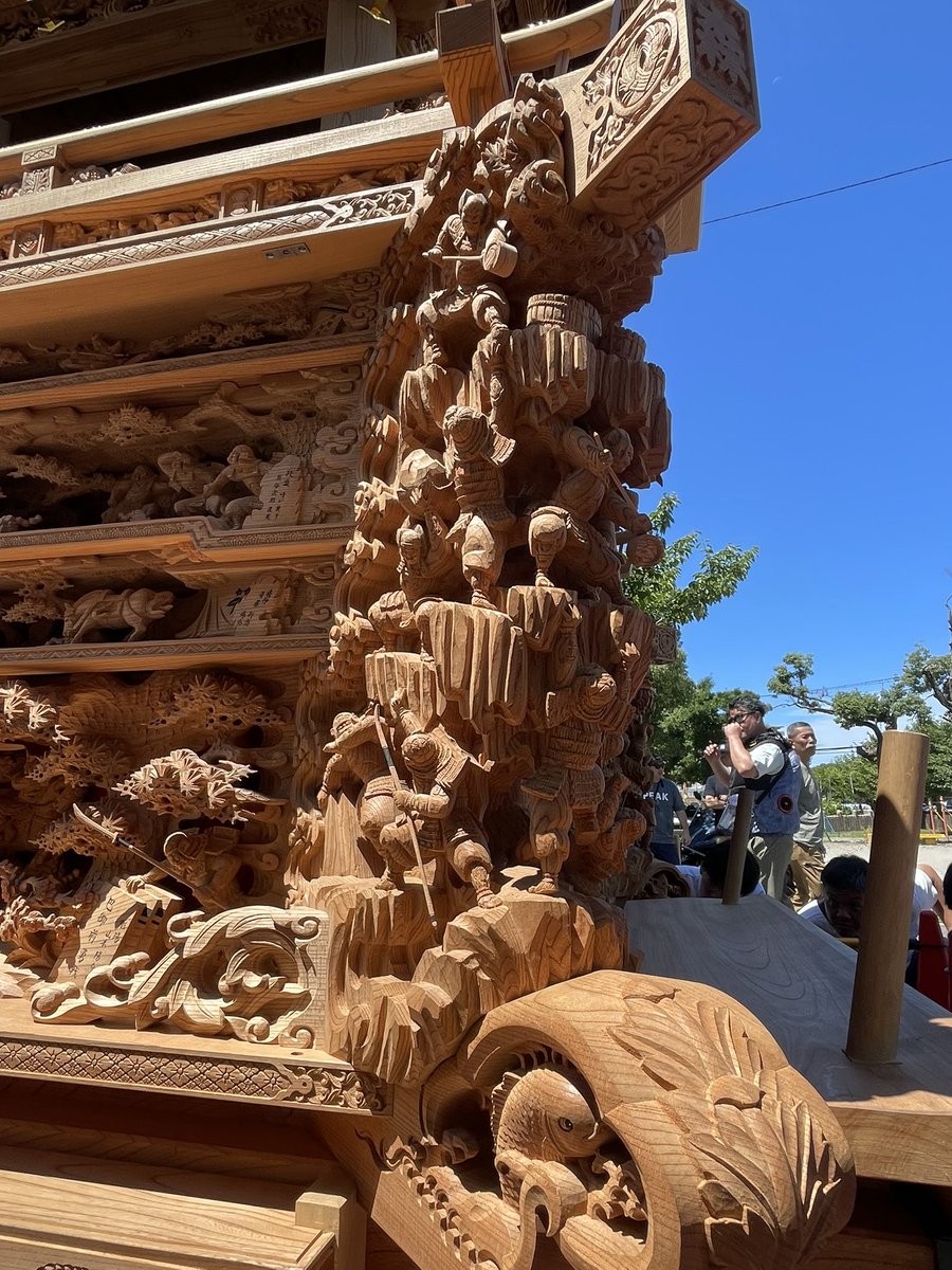 【森町新調地車見学会】R7.7.20 貝塚市 木島・西葛城地区
正面腰回りの彫物。
土呂幕「湊川合戦」の武将達の表情、馬の臨場感がたまりません。
松良のストーリー的な配置もとてもいいですね。
いい彫物は時間を忘れてずっと見てる事ができます。
#森町 #彫陽