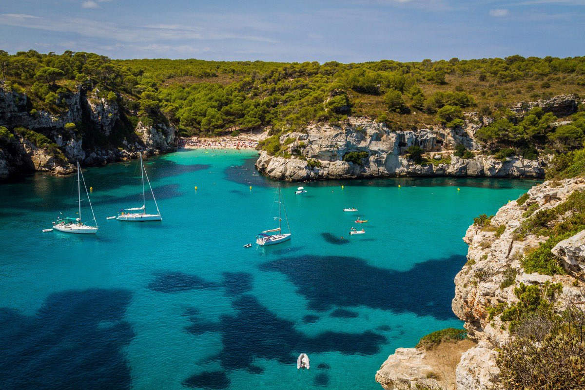 Isla tranquila que invita a paseos y a largas jornadas de playa, Menorca ha sabido evitar las masificaciones y conserva una riqueza natural que le ha valido el reconocimiento como Reserva de la Biosfera de la Unesco. ¿Qué es lo que más te gusta de Menorca? ow.ly/zPzS50RhTKB