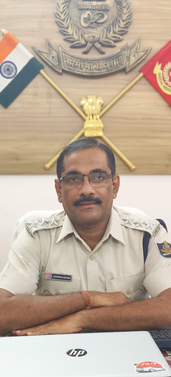 sp_ganjam's tweet photo. ଶ୍ରୀ ଚନ୍ଦନ ଘଡେଇ, ଏସଡିପିଓ, ଛତ୍ରପୁର ନିଜ କାର୍ଯ୍ୟ ରେ ଯିବା ସମୟରେ ୧୬ ନମ୍ବର ଜାତୀୟ ରାଜପଥ କଡ଼ରେ ଅଚେତ୍ ଅବସ୍ଥାରେ ପଡ଼ିଥିବା ଜଣେ ଆହତ ବ୍ୟକ୍ତିଙ୍କୁ ଉଠାଇ ତୁରନ୍ତ ନିଜ ସରକାରୀ ଗାଡ଼ିରେ ଛତ୍ରପୂର ଡାକ୍ତରଖାନାଙ୍କୁ ନେଇଥିଲେ । ଠିକ୍ ସମୟରେ ଚିକିତ୍ସା ମିଳିବା ଯୋଗୁଁ ବ୍ୟକ୍ତି ଜଣକ ଜୀବନ ରକ୍ଷା ପାଇଲା । https://t.co/0AZ9SlrYVx