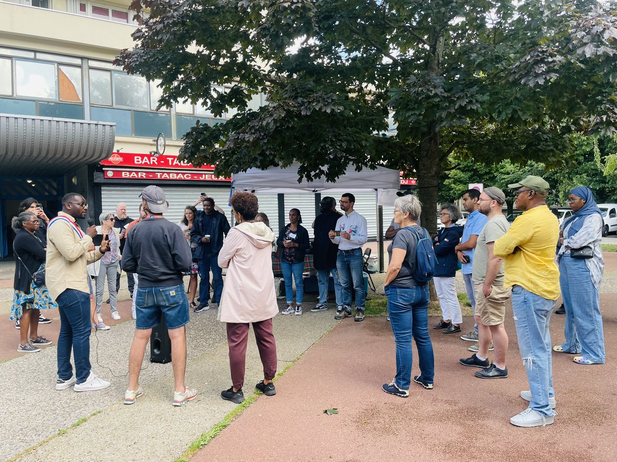 AlexandraMortet's tweet image. 5e jour des #CaravanesPopulaires à Creil : 400 portes toquées.
On continue la campagne d’inscription sur les listes électorales pour que chacun puisse prendre part à la vie démocratique de notre pays !
Merci aux militants pour leur accueil et à @BilongoCarlos pour sa présence.