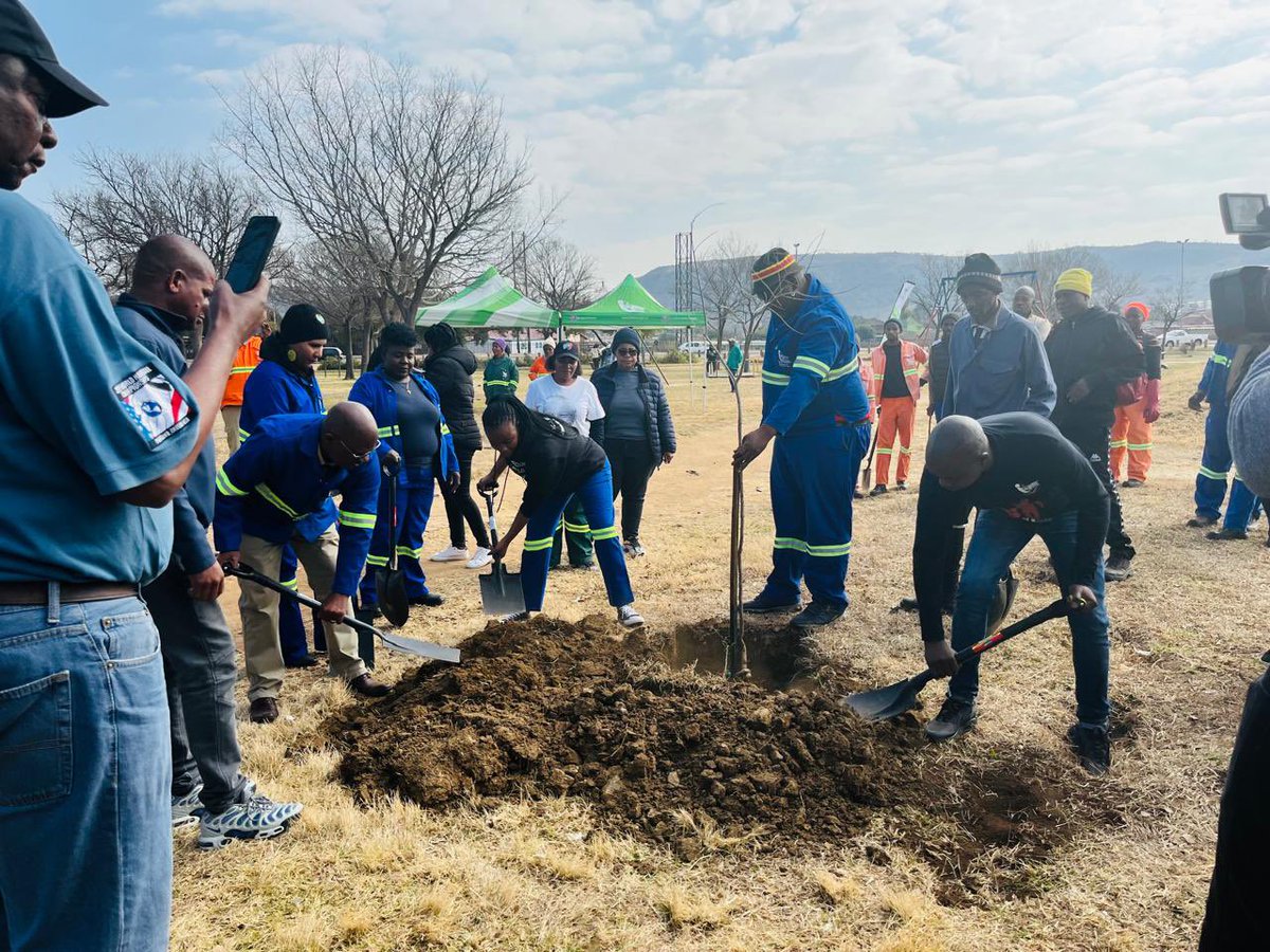 nasiphim's tweet image. Our second stop for the tree planting initiative was in Nelson Mandela Park, in Mamelodi. Planting trees is an avenue to leave a legacy for the future. The trees we’ve planted today should benefit future generations. We have a target of planting 300,000 trees by the of 2025. We…