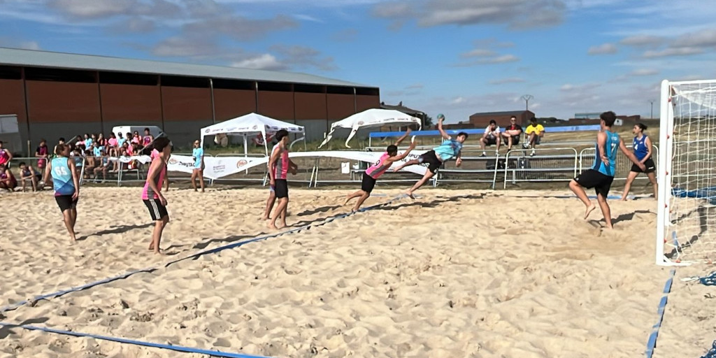 Federación de Castilla y León de Balonmano (@fcylbm) on Twitter photo 🏖️ AC KALO
Pozal de Gallinas disfrutó de la espectacularidad del Balonmano Playa
BLCBU CIUDAD DE MEDINA, entre los equipos masculinos, y FLYING FREE, entre los femeninos, se coronan enla primera edición
🗞️ fcylbm.es/blog/2025/07/2…
📸 instagram.com/p/DMXX3IIi8kC
#⃣ #CyLesBalonmano 🏖️ AC KALO
Pozal de Gallinas disfrutó de la espectacularidad del Balonmano Playa
BLCBU CIUDAD DE MEDINA, entre los equipos masculinos, y FLYING FREE, entre los femeninos, se coronan enla primera edición
🗞️ fcylbm.es/blog/2025/07/2…
📸 instagram.com/p/DMXX3IIi8kC
#⃣ #CyLesBalonmano