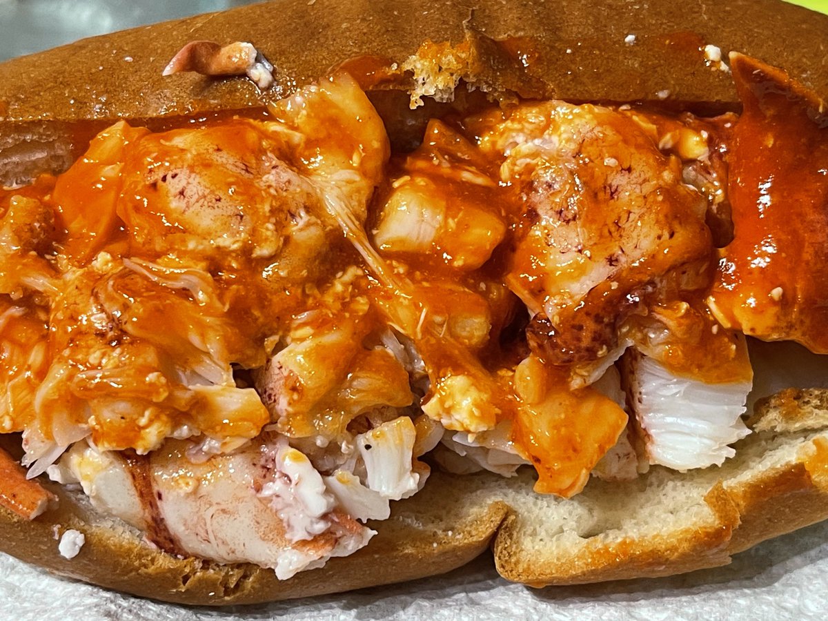iamtheonewho75's tweet image. I was super lazy last night… didn’t even toast the bun… and only put sriracha on it. I’m a horrible Maineiac.