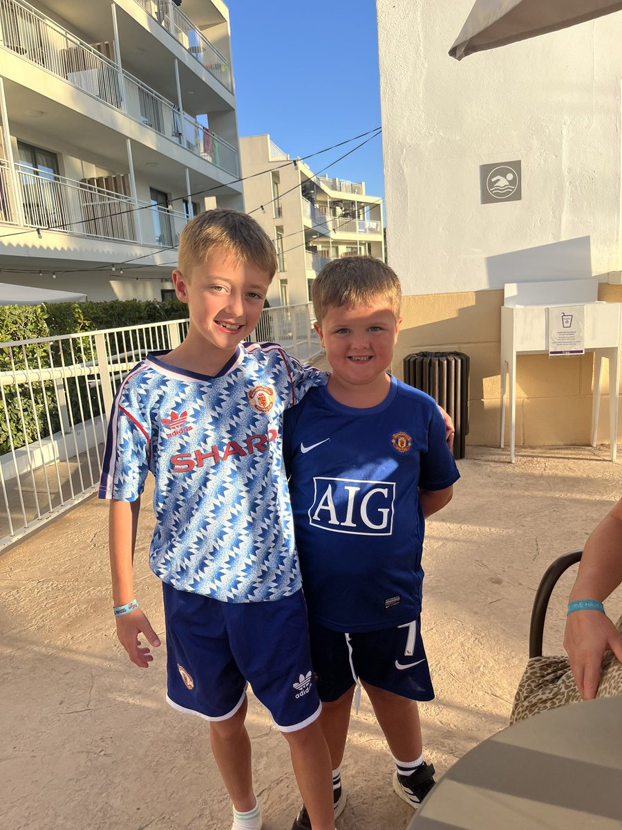 NHepplestone's tweet photo. 99% of the holiday they’ve been at each other, but the 1% makes it all worthwhile https://t.co/66KuTZBXSZ