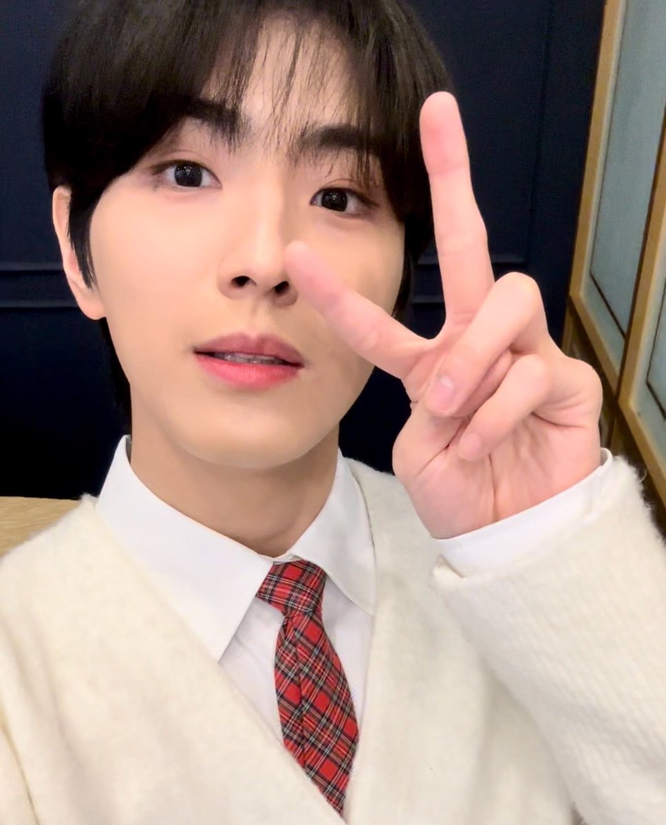 yo3ong's tweet photo. 용희님의 브이셀카 귀여운거 아시나요 https://t.co/n3pTr9OxPs