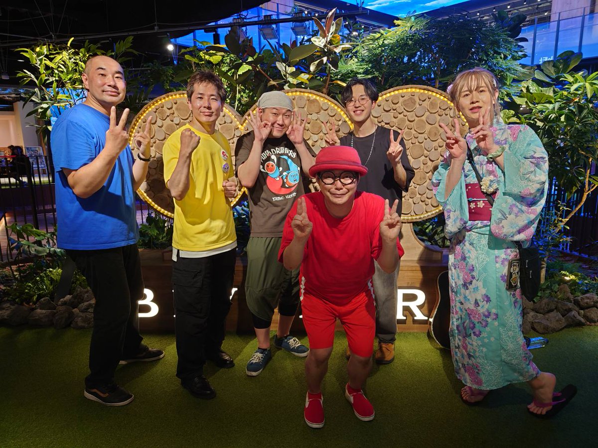 keitsu65's tweet image. 今日、ふれあいマルシェに出演させて頂きました!
みてくださった皆様ありがとうございました!
写真はマヌカハニーさんのライブに間に合わなかった我々とマヌカハニーさんです!
来月のラジオのゲストですよー!
ではまた!