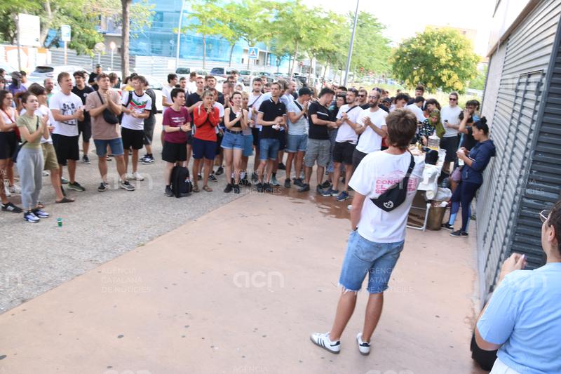 Una setantena de persones protesten pel desnonament d'una família en un pis municipal de Girona. L'Ajuntament al·lega "reiterats incompliments" durant anys i ara es preveu que el llançament passi a tenir data oberta
ow.ly/ESE650WssvQ