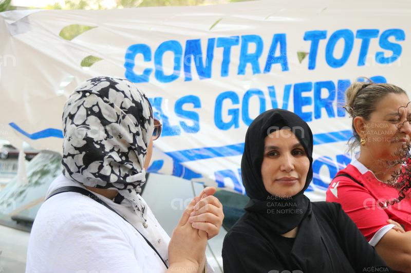 ACNgirona's tweet image. Una setantena de persones protesten pel desnonament d'una família en un pis municipal de Girona. L'Ajuntament al·lega "reiterats incompliments" durant anys i ara es preveu que el llançament passi a tenir data oberta
ow.ly/ESE650WssvQ