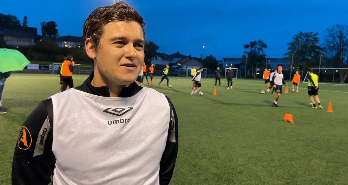 Podcastalarm! 

Mens <a href="/haugotelli/">Mats Haugland</a> er borte, danser <a href="/rogvi_baldvins/">Rogvi Baldvinsson</a> og undertegnede på bordet! Det blir podinnspilling onsdag morgen med selveste <a href="/JarleMadland/">Jarle Madland</a>! Har du spørsmål til oss eller Jarle? Fyr løs! (<a href="/Heinevik/">heinevik</a> - du kan sende inn flere😅)