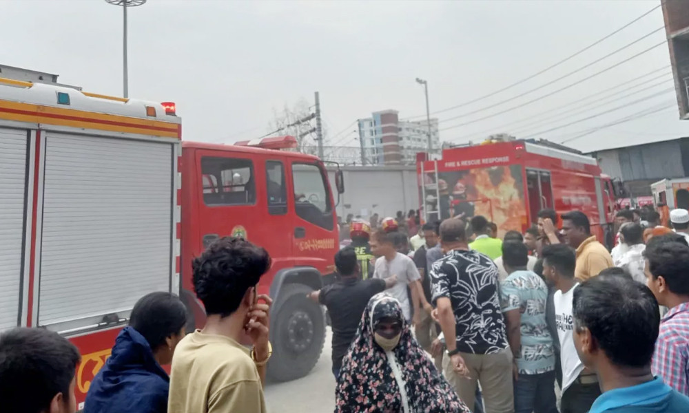উত্তরায় বিমানবাহিনীর প্রশিক্ষণ বিমান বিধ্বস্ত: নিহত ১, সিএমএইচে ৪ জন