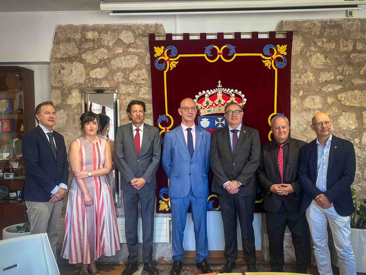 🔴En <a href="/CgcafeAaff/">CGCAFE</a> apoyamos la formación de calidad de los futuros administradores y administradoras de fincas colegiados: renovamos el acuerdo con la <a href="/UBUEstudiantes/">Universidad Burgos</a> para impartir el Grado en Administración Inmobiliaria. 

A los graduados y graduadas ¡enhorabuena!
#AFColegiados