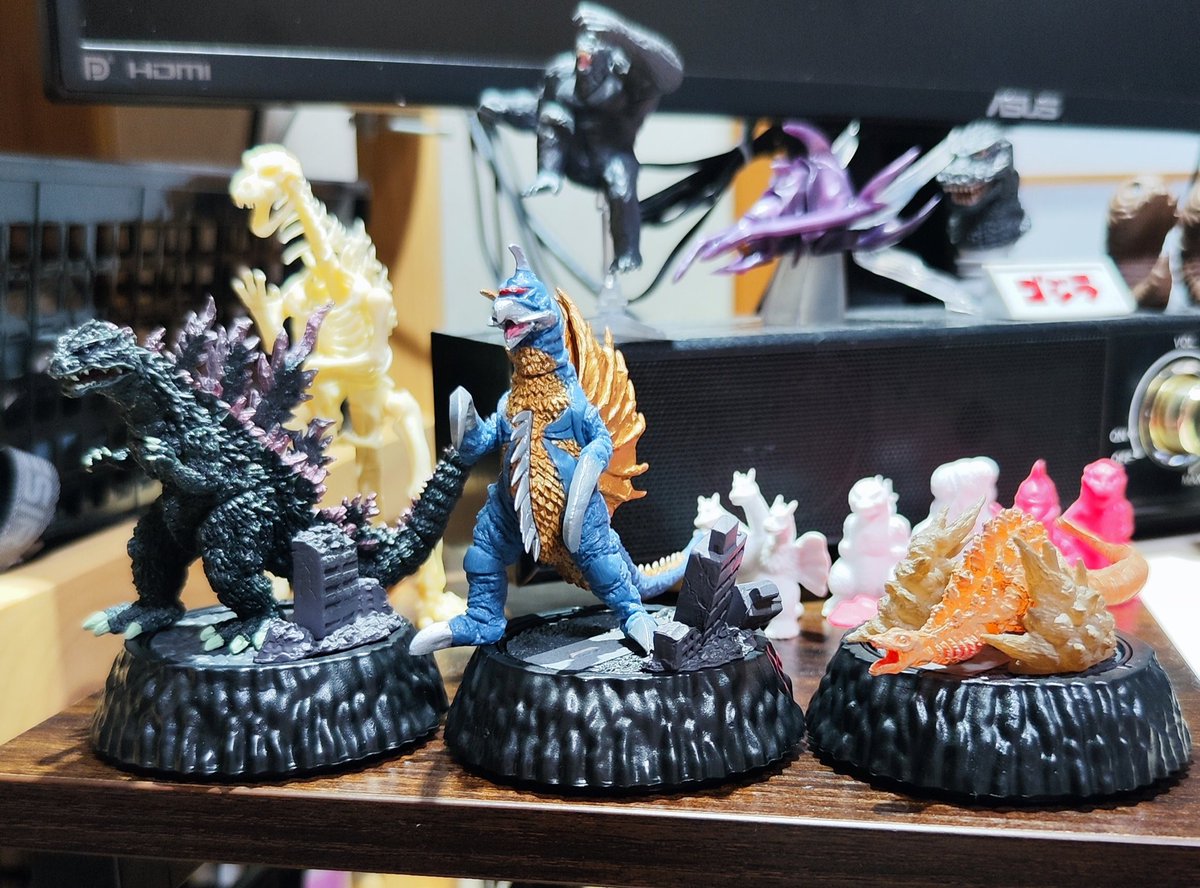 ゲオでゴジラのガチャを見つけて、ガイガン欲しさに3回目ぶん回してやっと出た😅