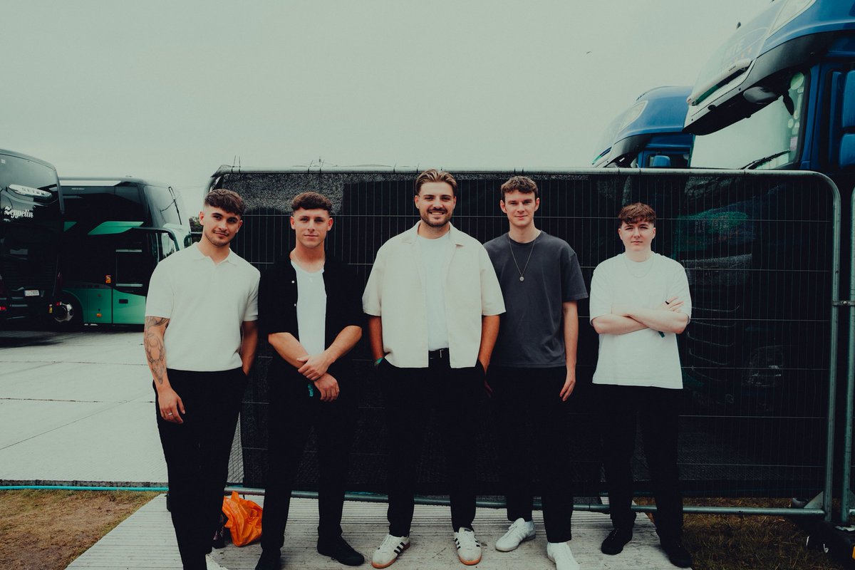 SPLENDOUR FESTIVAL 2025 🌦️

A little bit of rain was never going to stop us - thanks for making our early afternoon set feel like a headline. 

Tickets for our November tour are on-sale now! 🕺