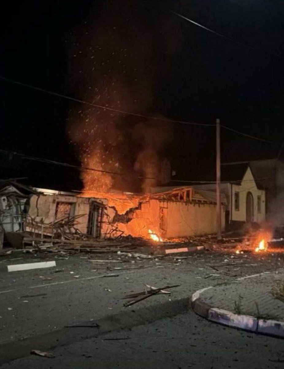 FreudGreyskull's tweet image. The Kamenolomni railaway station, In the Rostov region, burns after a Ukrainian drone strike