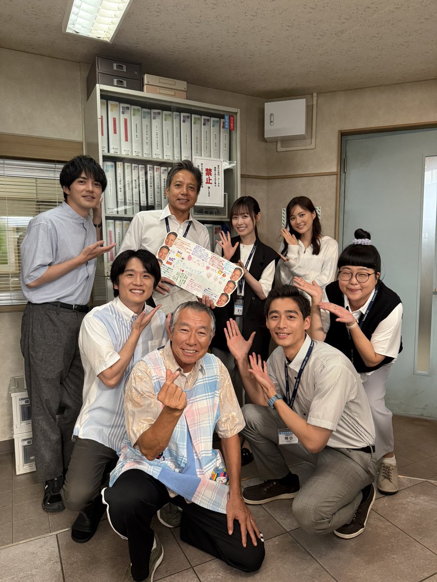 ashitawa_motto's tweet image. ⋰
本日7月21日は…🌱
⋱
#勝村政信 さんのお誕生日です🎂ˎˊ˗
先程撮影現場にて
みんなでお祝いさせていただきました🎉
#柳葉敏郎 さんとの
仲良しなやり取りも…🤭
㊗️ 62歳 ㊗️
素敵な1年になりますように🫧
..........
📢【第3話】今夜9時放送
#明日はもっといい日になる