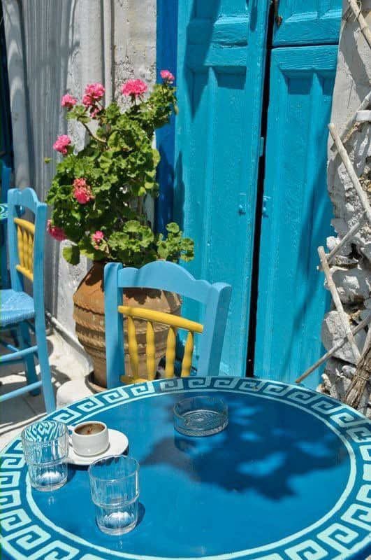 . . 🌷

لديّ ما يكفي من الذكريات لأشرب قهوتي وحدي في مقهى يظنّه الجميع فارغًا، لكنّه يغصُّ بالغائبين. 

- محمود درويش