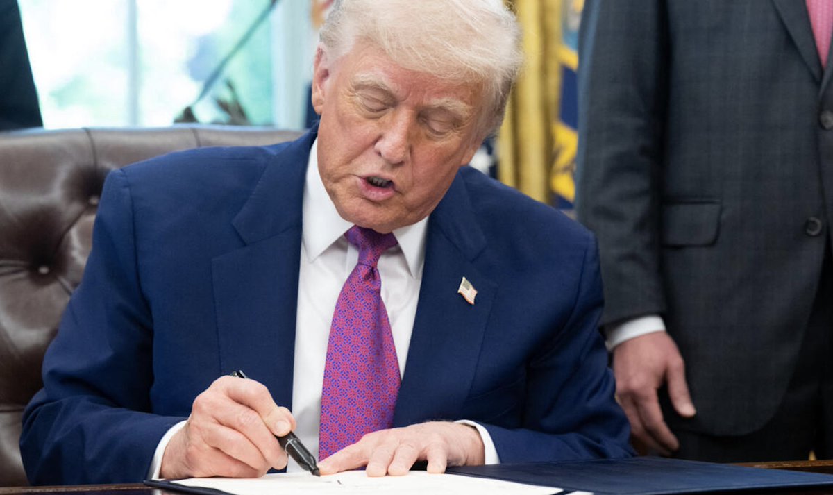ojim_france's tweet image. 🚨Panique dans le monde du journalisme : Donald Trump fait supprimer 1,1 milliard de dollars de fonds pour l’audiovisuel public.
"Ce sont des médias partisans de gauche financés par l'argent des contribuables, et nous ne pensons pas qu’il s’agisse d’un bon usage de cet argent"