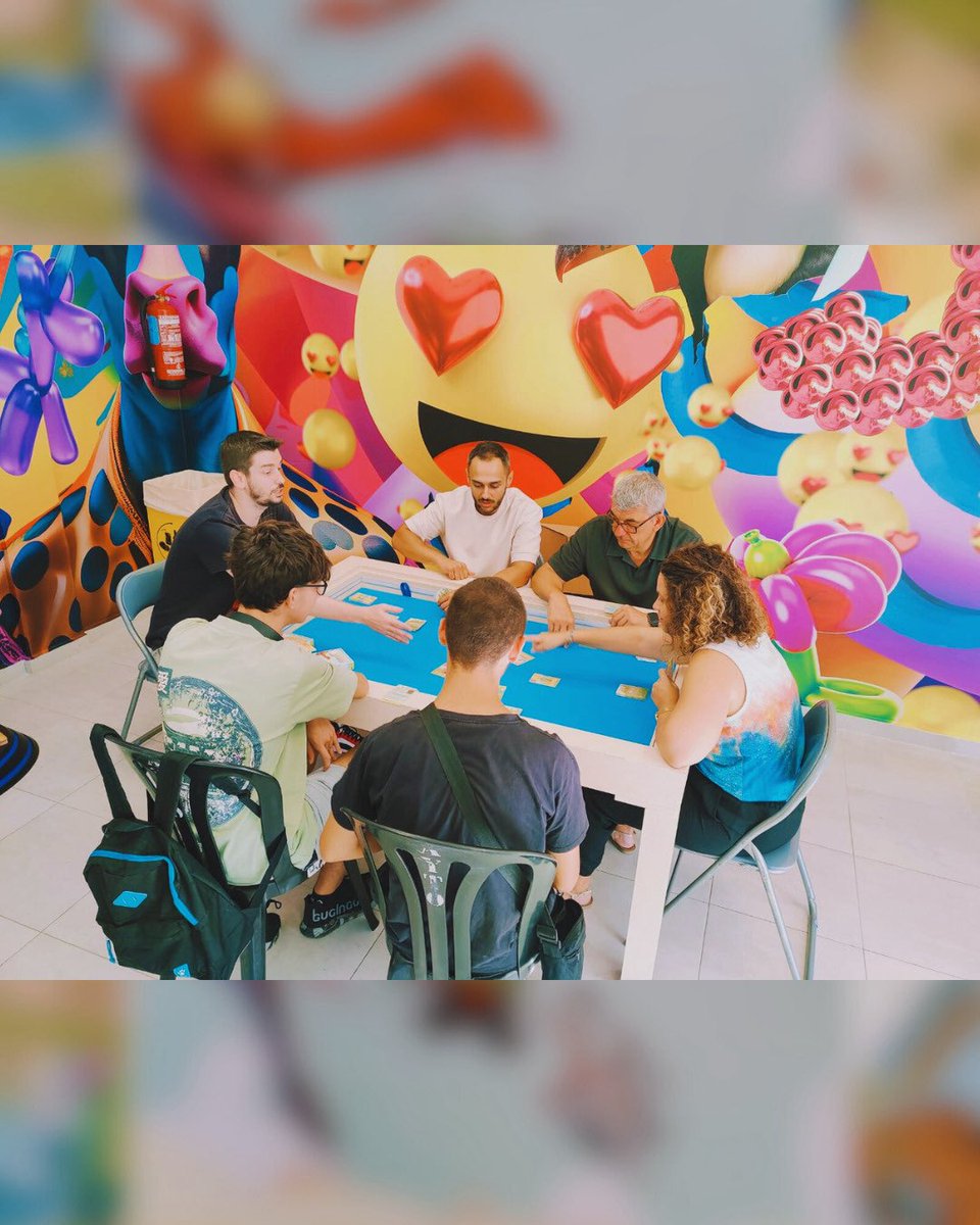 Junto a Verónica Guirao en el CSJ (Centro Social Juvenil) con la visita del guardamarenco Ginés A. Martínez, que ha publicado un juego de cartas y ha querido donar una copia para que tod@s lo podamos disfrutar. 

#ForestGangs combates, duelos y alguna que otra trampa.