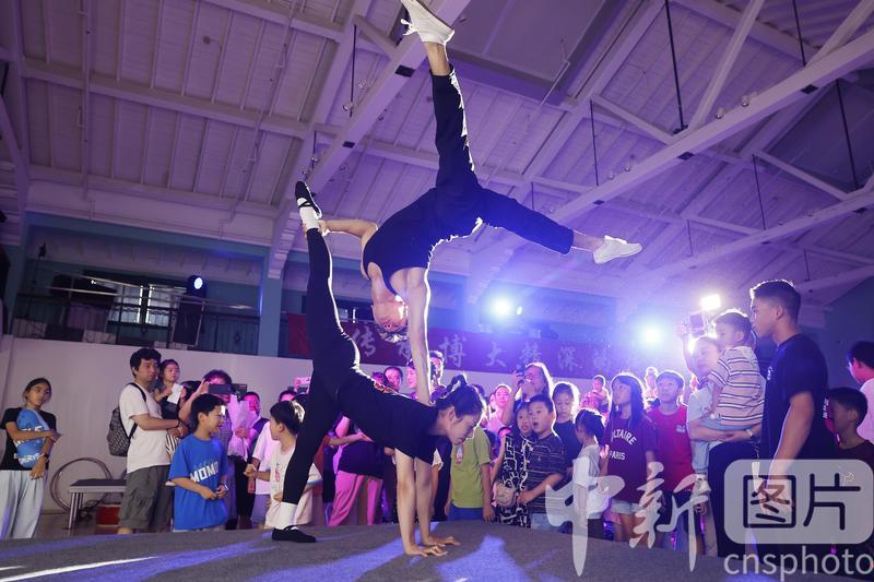 photo_cns's tweet image. The immersive acrobatic performance "Full of Beans" was staged in Shanghai on July 20, 2025. The audience not only can interact with the performers, but also experience the hardships and charm of acrobatics.  (Photo by Yin Liqin/CNSPHOTO)
#acrobatic #FullofBeans #Shanghai