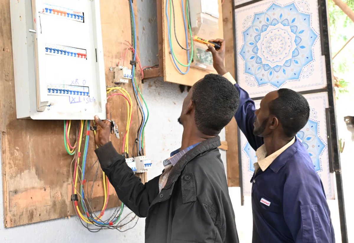 ILOAfrica's tweet image. 💡Lighting up futures in Ethiopia’s Somali region!
@IloProspects helped Mustofa & Abdurehman gain skills in electrical installation. Today, they are powering essential services at a local hospital and building a more secure future for their families.👉ilo.org/resource/artic…