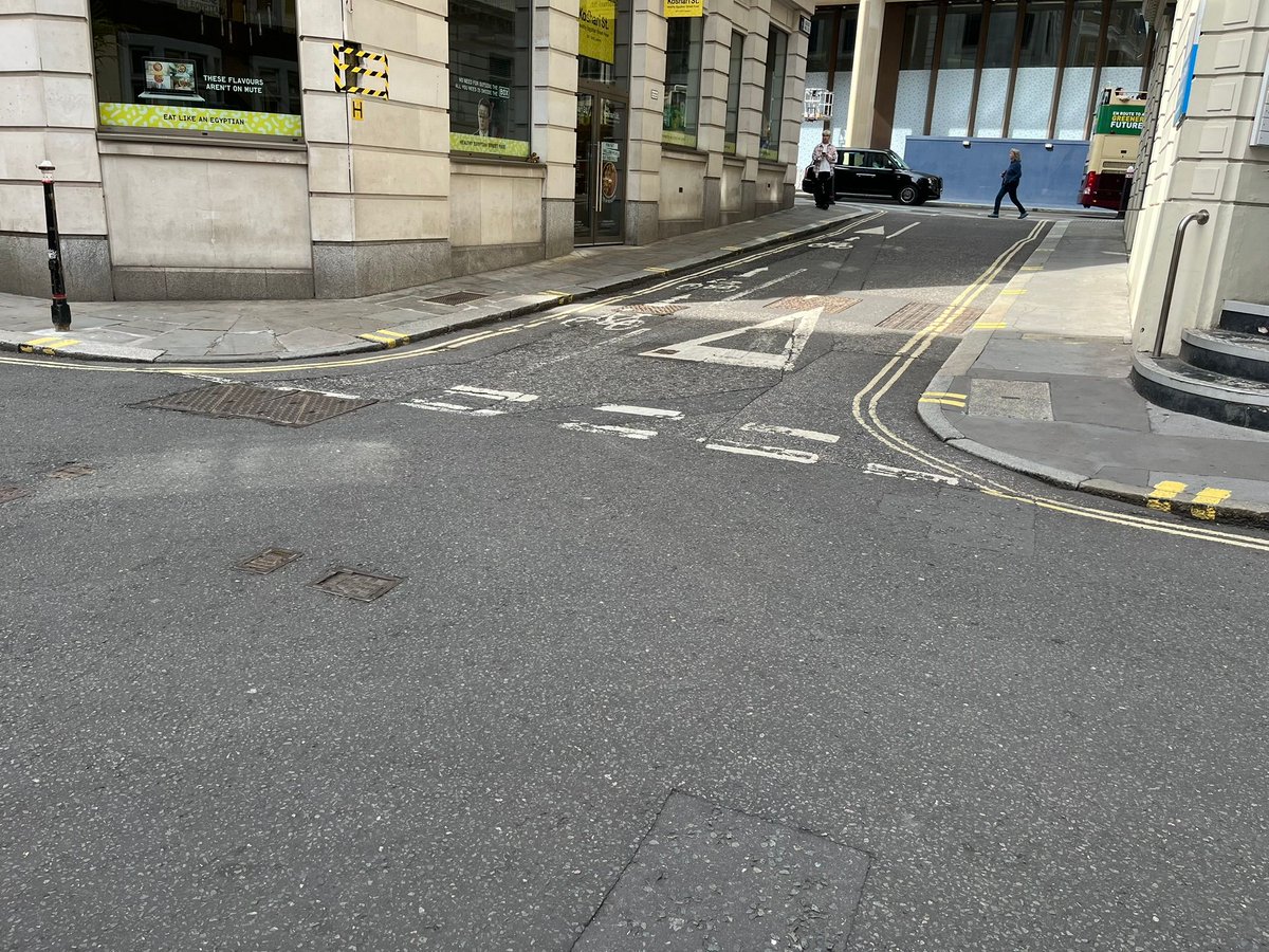 AccessibleStLdn's tweet photo. The lack of suitable dropped kerbs here makes it difficult or even impossible for people who use wheelchairs to cross the road.

Reported to @squarehighways

CC: @dowgate2014 @GowmanAJ @MarkinDowgate

📍 College Hill/Cloak Lane junction

#AccessibleStreets 🧑‍🦽 🧑‍🦼 🧑‍🦯 https://t.co/9KzmalSj8y