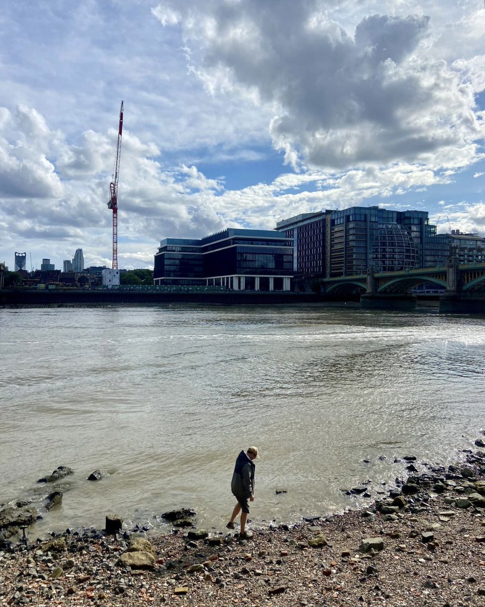 thisisyogic's tweet image. Searching the Thames foreshore – my happy place 🌊
Photo by @loolamoo 🩵