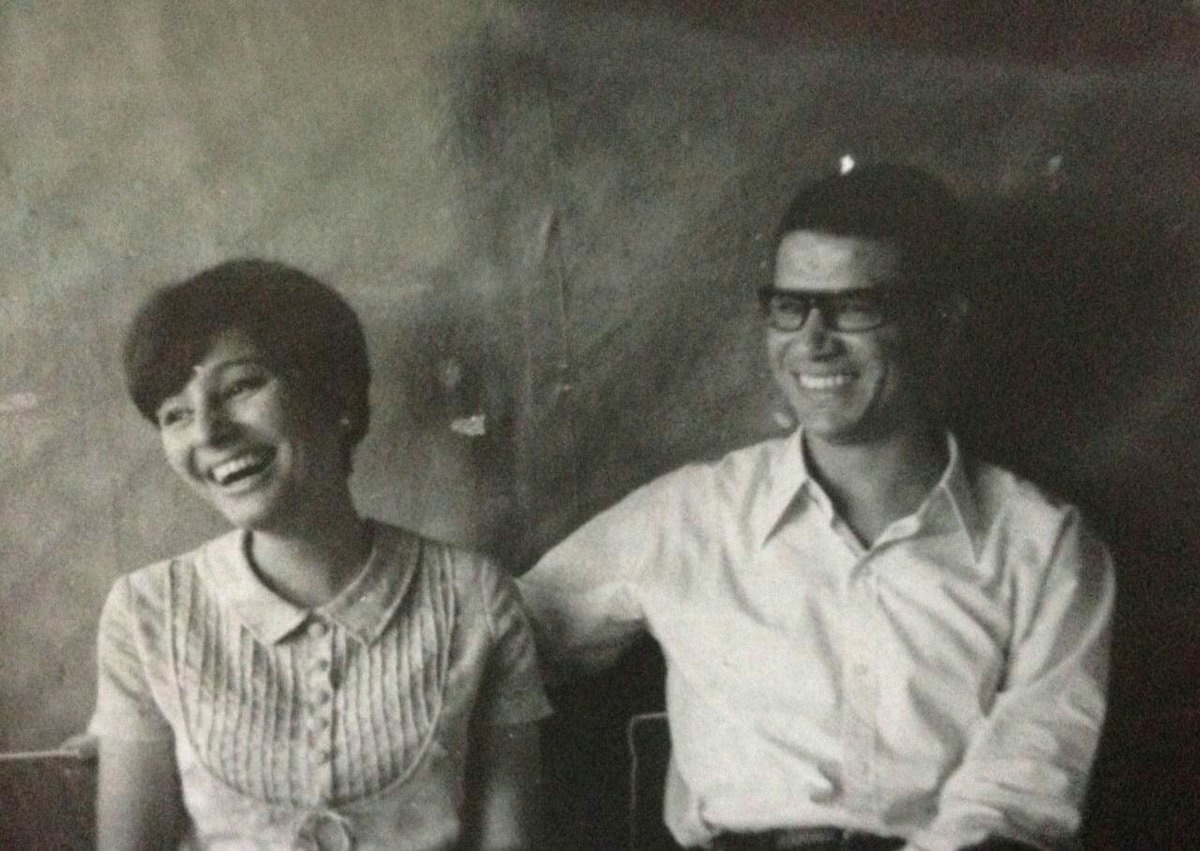 وفي ظهيرة يوم 22 يوليو -تمّوز- سنة 1970.. أصبحنا عائلة. 

ضحكتها صارت بيتي.