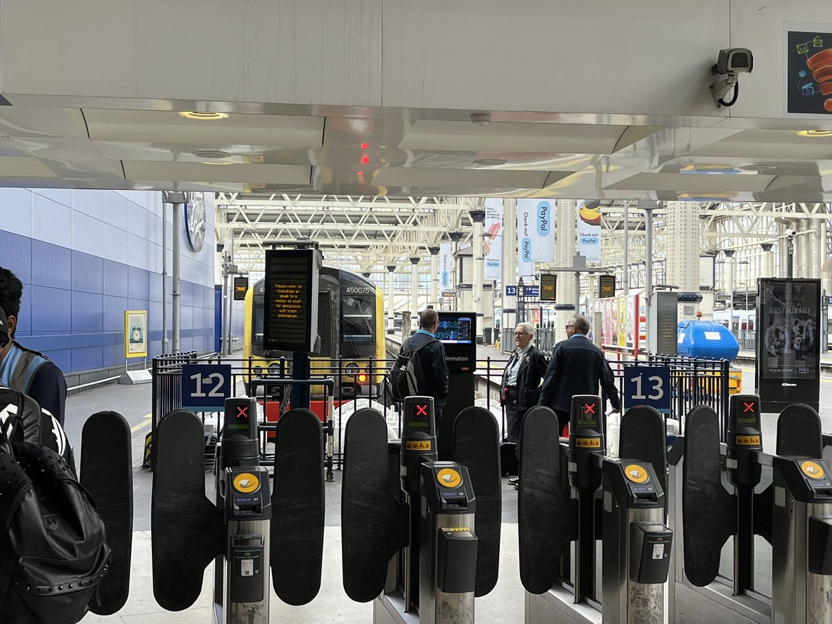 BBCTomEdwards's tweet image. Signalling issue has been resolved at #Waterloo but there will be continuing disruption.