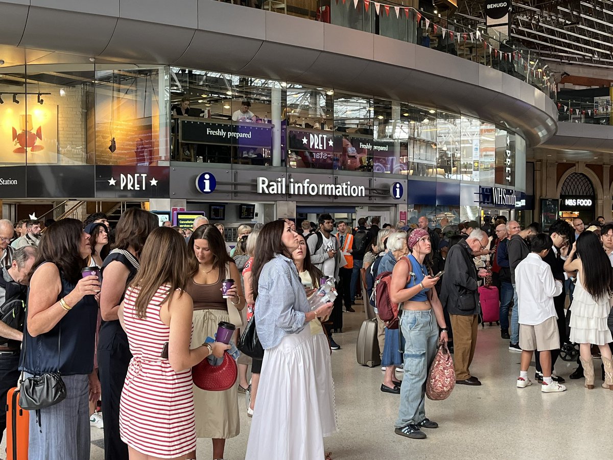 BBCTomEdwards's tweet image. Signalling issue has been resolved at #Waterloo but there will be continuing disruption.